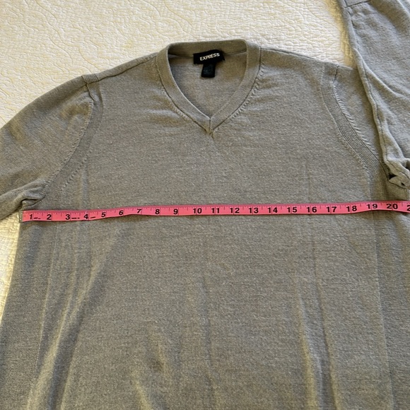 Express Men’s 100% Merino wool long sleeve sweater in light gray size large. - Picture 7 of 10